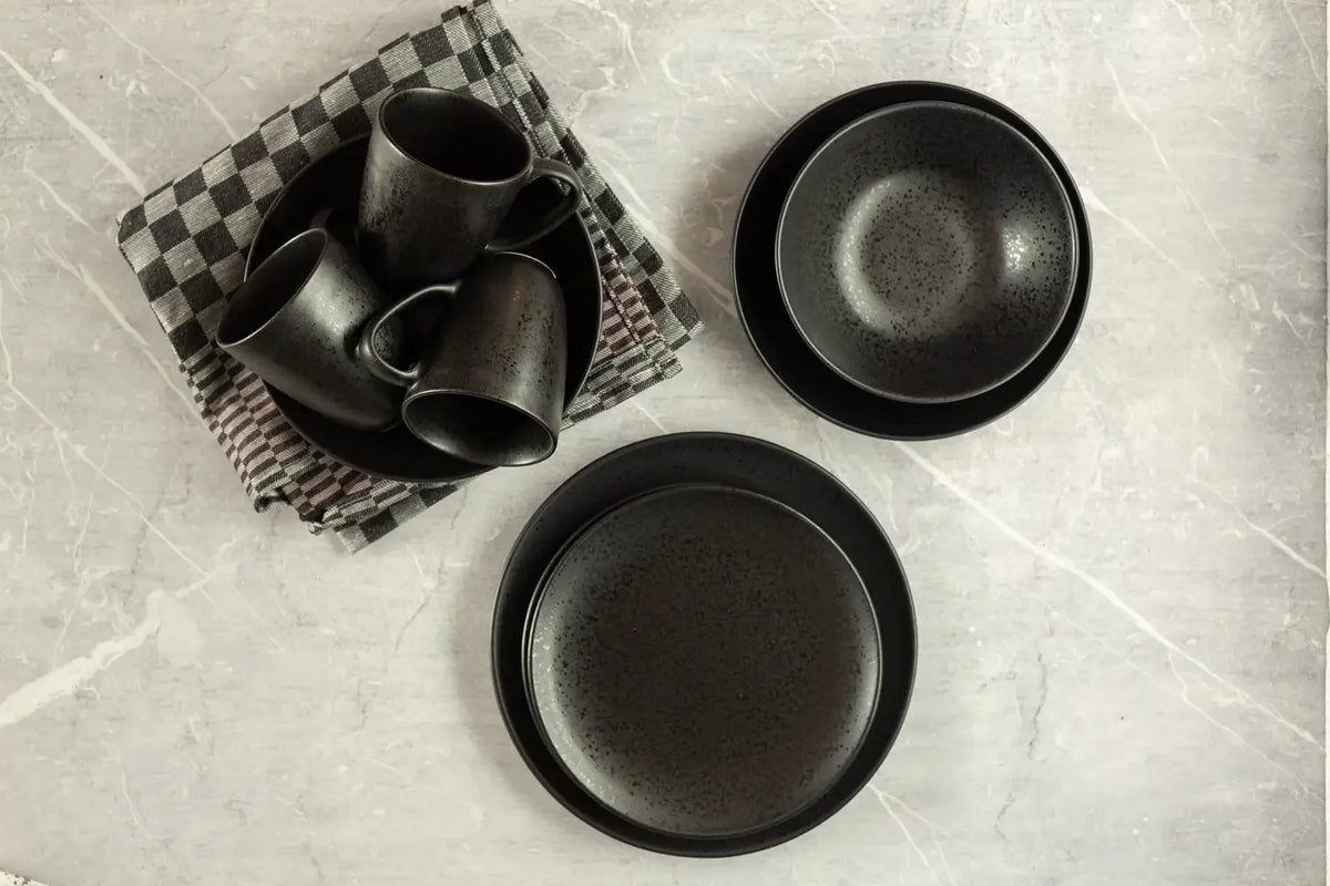 Service de table puriste | 12 pièces | Noir | Grès | Fabriqué au Portugal